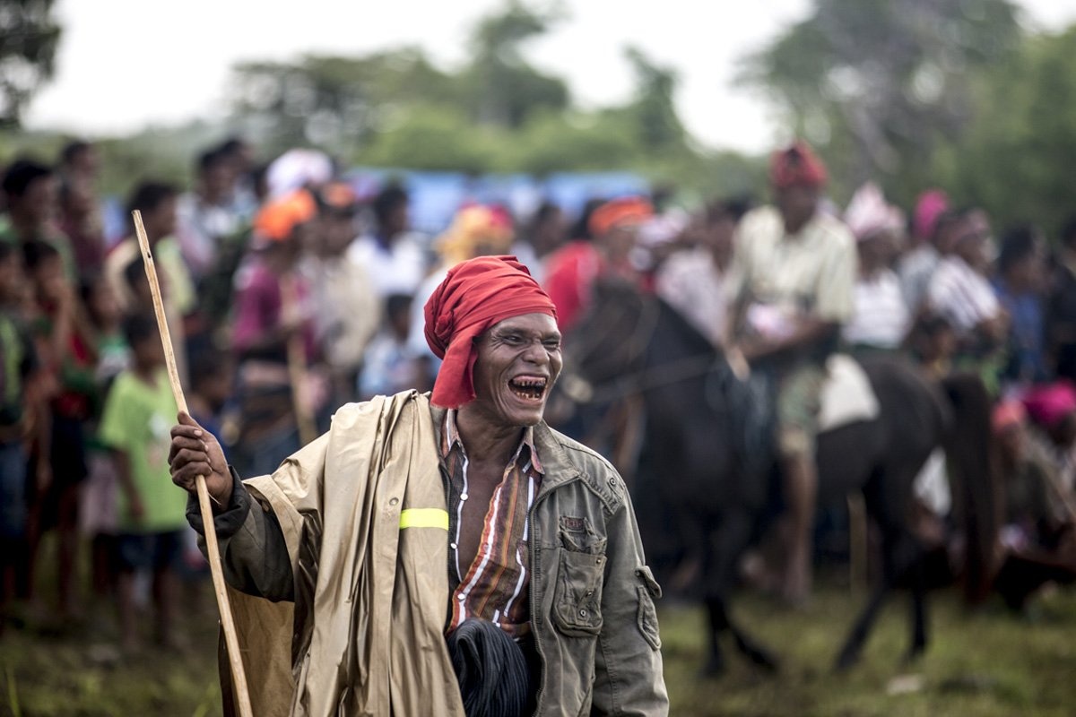 Người đàn ông này có nhiệm vụ nhặt giáo trong lễ hội. Hàm răng của ông có màu đen do nhai trầu nhiều năm.