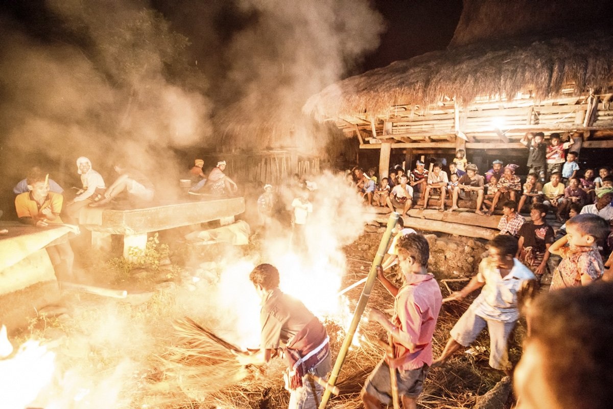 Giết gia súc là phần quan trọng nhất của tang lễ. Xác súc vật bị ném vào lửa sau khi giết thịt.