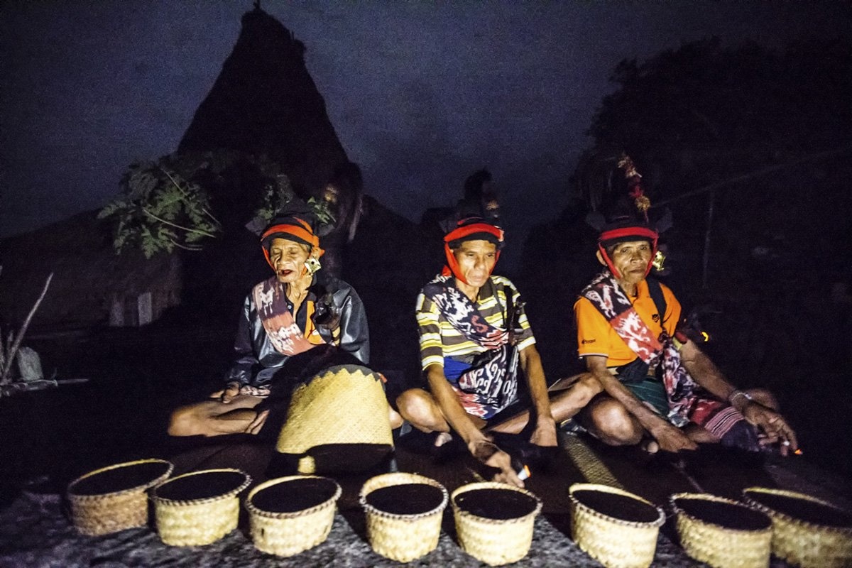 Lễ hội Pasola được ấn định vào ngày những con sâu biển Nyale xuất hiện, mỗi năm một lần. Các pháp sư được gọi là ratus ngồi chờ ngoài bờ biển đợi sâu biển xuất hiện. Màu của sâu biển sẽ dự báo cho chất lượng của vụ mùa.