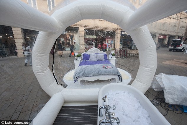 Khi có nhu cầu đi vệ sinh, khách sẽ phải chạy qua đường ống vào toilet của khách sạn Abbey gần đó.