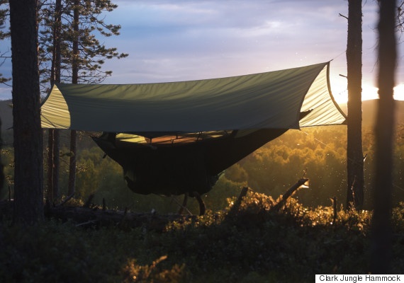 Việc khó khăn nhất khi ngủ võng là lúc trèo vào và trèo ra. Derek Hansen, một người mê ngủ lều võng chia sẻ rằng, ông không gặp khó khăn gì khi ngủ kiểu Tiểu Long Nữ này cả. Tuy nhiên con trai ông đã bị ngã vì quên không cài hết dây an toàn. 