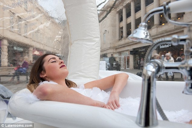 Andrea Tarpey, người phát ngôn của LateRooms.com cho biết: “Khách sạn này rõ ràng không dành cho những người yếu tim. Khách sạn bong bóng có view 360 độ, không giống bất kỳ phòng khách sạn nào khác, nhưng đồng thời cũng lộ thiên cho khách qua đường và còn nằm ngay trung tâm thành phố Bath. Đây sẽ là trải nghiệm độc đáo cho du khách, họ sẽ được hưởng các tiện nghi của phòng khách sạn,hy vọng sự riêng tư không được đòi hỏi quá cao”.