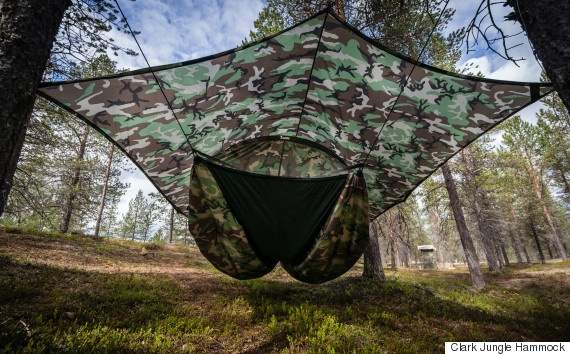 Tìm những vị trí vững chãi để treo võng cũng là việc quan trọng hàng đầu. Derek tiết lộ bí quyết là phải tìm những cây có vị trí như hình tam giác và căng 3 đầu võng thật đều nhau.