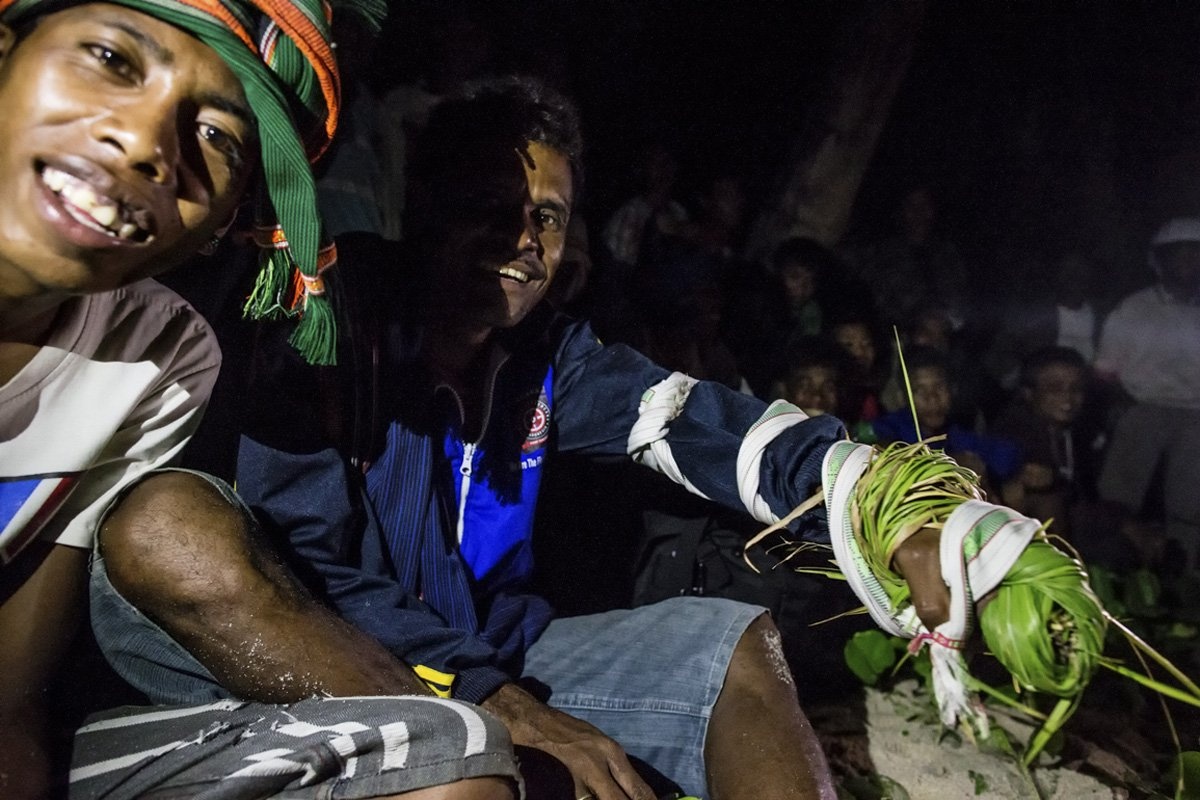 Nguyên tắc của trận đấu này là đánh bằng tay không, nhưng nhiều người tham gia gian lận bằng cách giấu đá, sừng trâu, mảnh kính trong nắm đấm. Pejura được coi là cách giải quyết xung đột cũ giữa các bộ lạc đối lập.