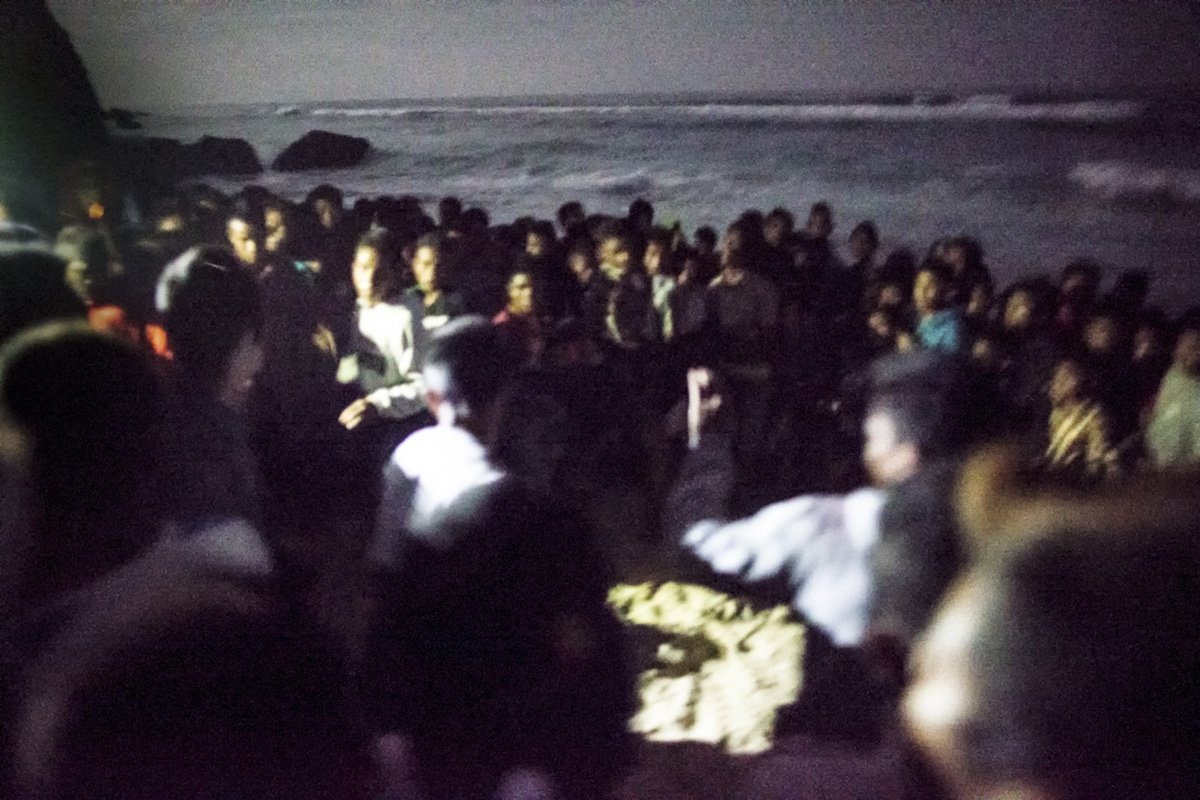 Pejura diễn ra bên bờ biển, dưới ánh trăng, không được phép dùng đèn đuốc. Bởi vậy khán giả cũng bị đánh nhầm.