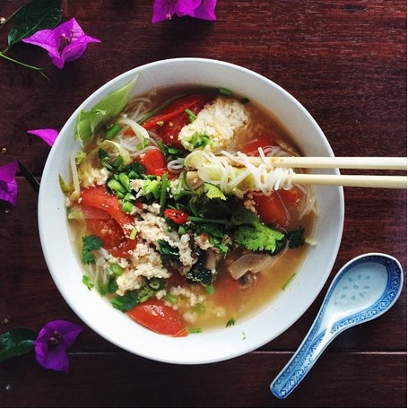 Ăn bún riêu cua ở Việt Nam: Jodi Ettenberg, tác giả cuốn The Food Traveler’s Handbook chia sẻ: “Đây là món bún với nước dùng làm từ cua và cà chua, ăn cùng thịt cua viên, gạch cua, đậu phụ, bún và rất nhiều thứ khác nữa”.