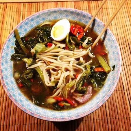 Không ăn bằng đũa ở Thái Lan: Du khách thường nghĩ người Thái ăn mọi thứ bằng đũa. Thực tế là, nếu bạn nhìn thấy đũa ở một quầy bán thức ăn đường phố thì đó là một quầy bán mì nước. Với các món cơm hay mì xào thì bạn sẽ phải dùng thìa và dĩa. Với món Isaan gồm xôi và salad đu đủ thì bạn ăn bằng tay.