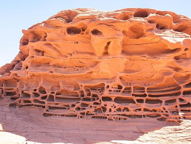 Idaho, Mỹ: Nếu không đủ tiền cho một chuyến lên mặt trăng thì bạn có thể ghé thăm Craters tại khu bảo tồn quốc gia Moon National Monument & Preserve ở Idaho. Được kiến tạo do sự dịch chuyển của bề mặt trái đất cách đây 30 triệu năm, khu bảo tồn trông giống như cảnh tượng trên mặt trăng.