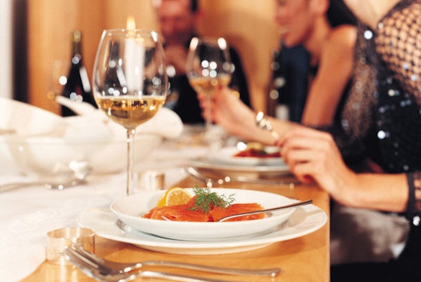 Đặt tay lên bàn khi ăn ở Nga: Ở xứ bạch dương, nếu bạn để tay dưới bàn thì người ta sẽ nghi ngờ bạn có ý đồ xấu, vì vậy hãy luôn đặt tay lên bàn trong lúc ăn.