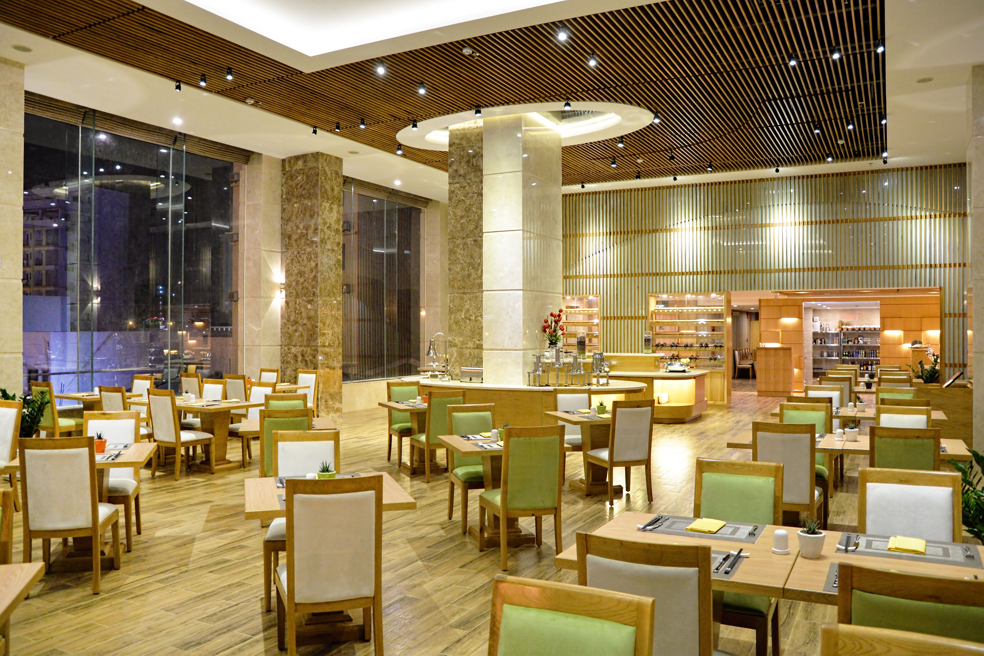 Nhà hàng Honolulu là thế giới ẩm thực đa quốc gia phong phú với các đầu bếp Á Âu. 