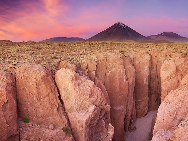 Sa mạc Atacama, Chile: Vùng sa mạc trải dài 965 km đầy cát và đá màu đỏ ở miền bắc Chile trông giống như cảnh tượng trên sao Hỏa. Mặc dù vùng này không hề có mưa, nhưng một triệu cư dân vẫn sống ở đây. NASA chọn sa mạc Atacama cho dự án thiên ALMA, dự án thiên văn học lớn nhất thế giới có sự kết hợp của châu Âu, Bắc Mỹ, Đông Á với 59 antenna tìm kiếm các vì sao có dấu hiệu của sự sống.