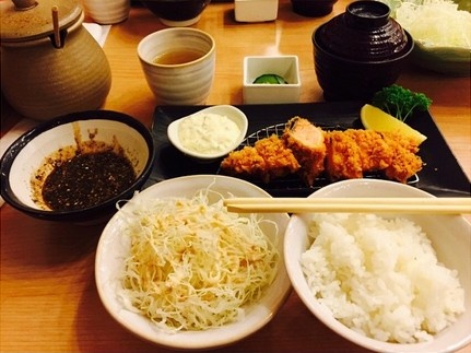 Không đặt đũa ngang miệng bát cơm: Ở một số nước châu Á, họ đặt đũa lên bát cơm để cúng cho người đã khuất. Bạn cũng không nên dùng đũa của mình gắp thức ăn cho người khác ở Nhật Bản.