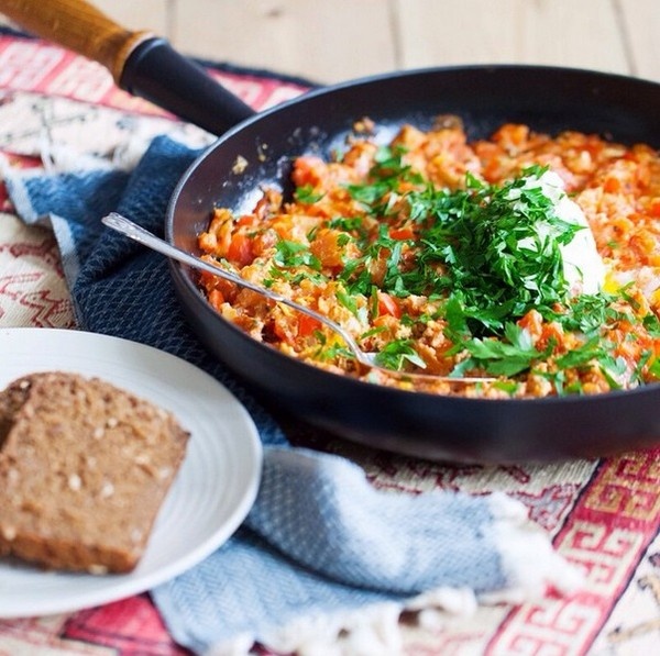 Ăn xế với món menemen vào cuối tuần ở Thổ Nhĩ Kỳ: Menemen là một món ăn truyền thống của Thổ Nhĩ Kỳ. Món này bao gồm trứng, hành tây, cà chua, ớt xanh, và các loại gia vị. Món này thường được ăn nóng, kèm với bánh mì. Ở đây, họ thường uống trà vào buổi sáng mà không phải cà phê. Ngoài ra, bạn nên thưởng thức món đồ uống salep làm từ bột củ lan với bột quê phủ bên trên. Đồ uống này chỉ có ở Thổ Nhĩ Kỳ, rất ngọt và sánh.