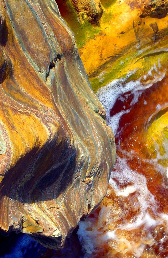 Rio Tinto, Tây Ban Nha: Dòng sông màu đỏ ở phía tây nam Tây Ban Nha là kết quả của sự ô nhiễm trong việc khai mỏ. Tuy nhiên, các nhà khoa học cho rằng vi khuẩn ở dòng sông tương tự như dạng của sự sống họ hy vọng sẽ tìm thấy trên sao Hỏa.