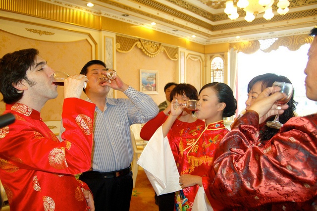 Trung Quốc: Khi chạm cốc, họ thường nói “gan bei”, nghĩa là “cạn ly”. Vì vậy, trong lượt uống đầu tiên, bạn nên uống một hơi hết sạch. Từ ly thứ 2, bạn có thể nhâm nhi chút một. Ở Trung Quốc, bạn sẽ bị coi là bất lịch sự nếu không uống, trừ khi bạn kiếm được ai đó uống thay cho mình. (Ảnh: drinkingdiaries)