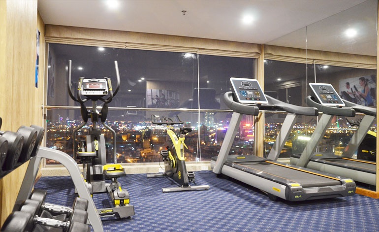 Phòng tập thể hình đầy đủ dụng cụ.