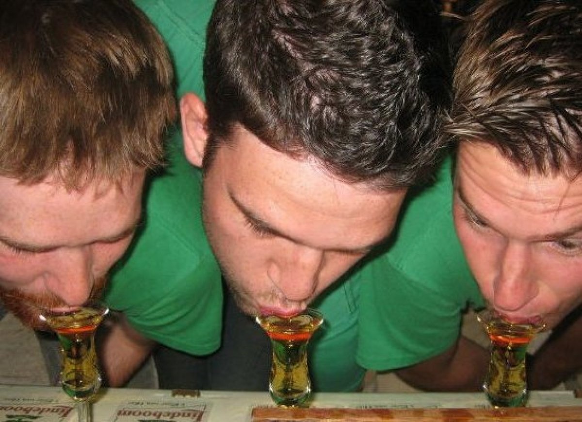 Hà Lan: Rượu thường được rót đầy trong những chiếc ly hình hoa tulip. Khi uống, bạn không được cầm ly lên mà phải cúi người xuống uống trực tiếp từ ly. (Ảnh: Flickr)