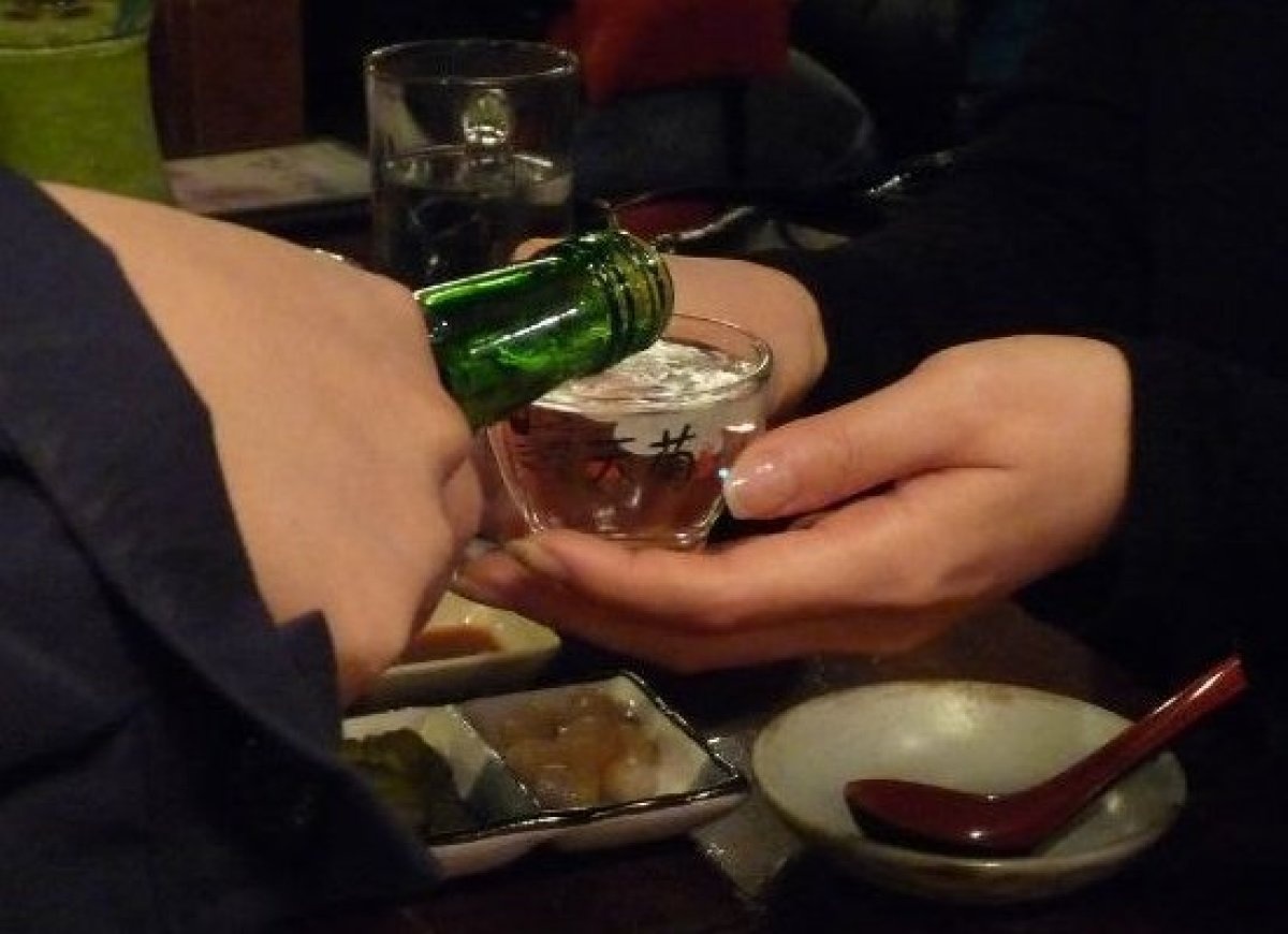 Hàn Quốc: Bạn nên tôn trọng người lớn tuổi trong khi uống tại xứ sở kim chi. Nguyên tắc ở đây là bạn phải rót mời người lớn tuổi trước và đợi người khác rót cho mình, rồi nhận lấy ly của mình bằng 2 tay. Trong lúc uống, bạn phải quay người khỏi những người lớn tuổi để tỏ lòng kính trọng. Bạn không nên rót thêm rượu cho người khác nếu họ vẫn còn rượu trong ly. (Ảnh: Flickr)