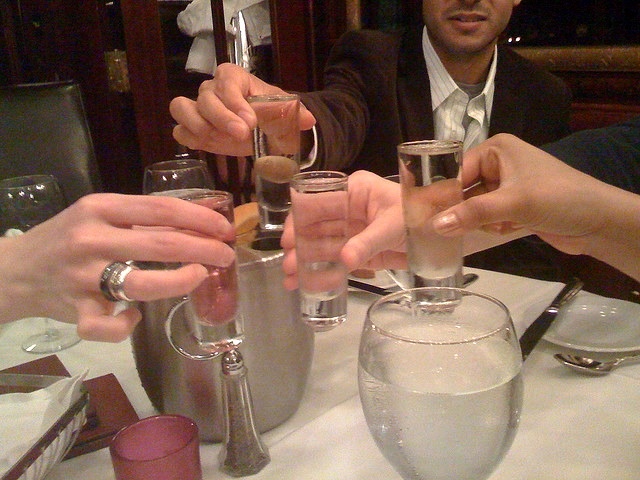 Nga: Bất luận thế nào thì bạn cũng không nên gọi một chai vodka và vài quả việt quất ở Nga. Ở đây họ uống vodka trực tiếp, không uống kiểu cocktail. Khi uống, bạn nên uống cạn ly của mình. Đó là lý do tại sao mỗi khi mở một chai vodka ở Nga, họ sẽ uống cạn trước khi chương trình kết thúc. (Ảnh: freerepublic)