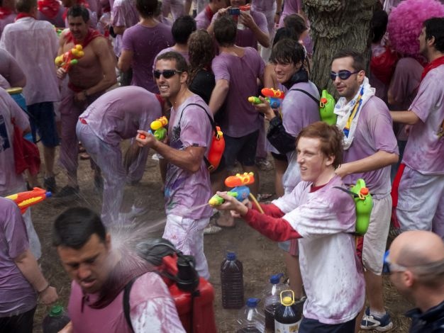 Tây Ban Nha: Vào ngày 29/6 hằng năm, thị trấn La Rioja ở Tây Ban Nha tổ chức tiệc La Batalla de Vino de Haro (Đấu rượu). Bữa tiệc xuyên đêm này bao gồm việc leo núi và một trận chiến dưới nước. Các xe tải chở rượu đến, mọi người dùng súng phun nước bơm rượu và phụt vào mặt nhau.
