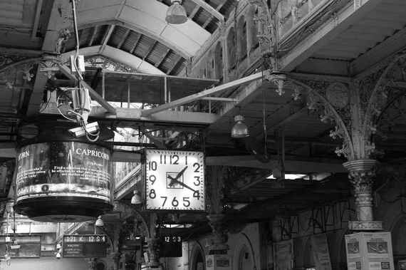 Putin xóa một số múi giờ: Mặc dù trên bản đồ, Nga trải rộng 11 múi giờ, nhưng múi giờ thực tế chỉ có 9. Vào 2h sáng ngày 28/3/2010, hầu khắp nước Nga vặn đồng hồ lên một giờ, nhưng các vùng như Udmurt, Samara Oblast, Kamchatka và Chukotka giữ nguyên theo chỉ thị của chính phủ. Động thái này nhằm sắp xếp hợp lý các mối quan hệ làm ăn với Moscow và tăng sự thống nhất trong nước. Năm nay, Crimea bỏ qua 2 giờ vào ngày 30/3 để đồng bộ với Moscow.