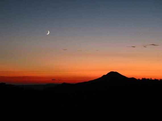 Nhiều nước không quan tâm đến việc đổi giờ để tiết kiệm ánh sáng, như Nam Mỹ, các nước ở châu Á, Trung Đông, châu Phi. Ở Australia, một số vùng đổi giờ, còn một số vùng giữ nguyên. 