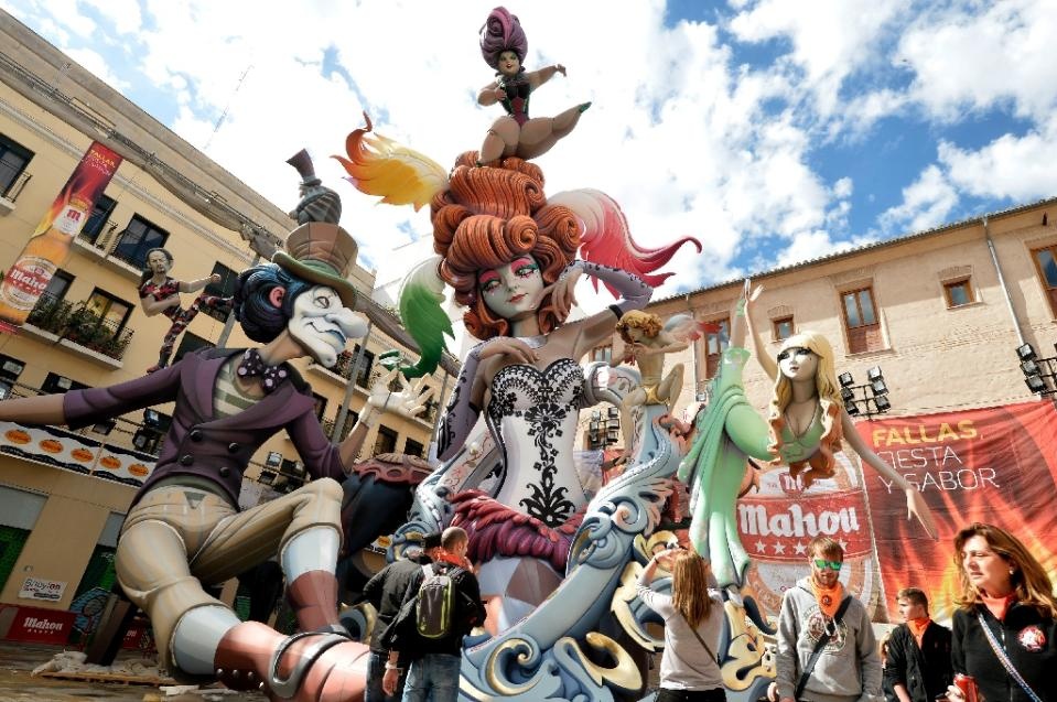 Clip le hoi hinh nom o Tay Ban Nha hinh anh