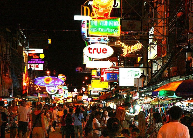 Khao San Road: Đây là một trong những đường phố nổi tiếng nhất Đông Nam Á, còn được gọi là khu tây ba lô do có rất nhiều nhà nghỉ giá rẻ và các quầy bar toàn khách du lịch. Vào ban ngày, Khao San trở thành đường phố ăn uống tấp nập với các xe mì và nhộn nhịp xe tuk tuk. Về đêm, Khao San biến thành phiên bản của phố Bourbon với nhạc sống, bia rượu và các quầy hàng rong xếp kín đường. Ở đây bạn có thể tìm thấy các loại vali, DVD nhái, trang sức bạc Thái, đồ thủ công dân tộc, và nếm thử các loại côn trùng rán.