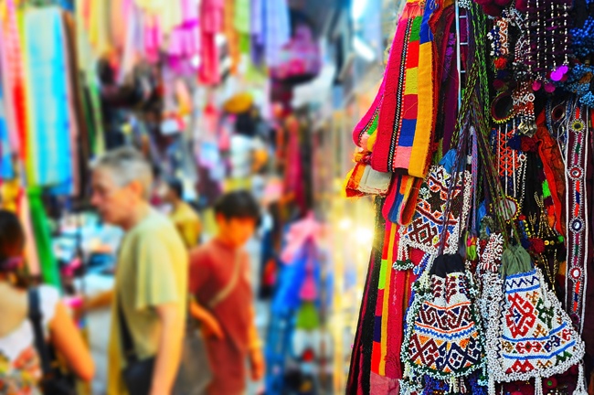 Pahurat:  Còn được gọi là “Little India”, Pahurat là con phố trong Chinatown. Nếu đi taxi, bạn chỉ cần nói tên là taxi sẽ đưa bạn đến tận nơi. Nếu đi bộ, bạn tìm đến đường Yaowarat ở Chinatown, đi đến cuối đường rồi rẽ trái. Bạn sẽ nhận ra rằng các biển hiệu tiếng Trung được thay bằng tiếng Hindi. Pahurat tràn ngập các cửa hàng bán đồ ăn, khăn quàng, trang phục Ấn Độ… với mùi vị, âm thanh làm bạn có cảm giác như đang ở Mumbai. Tuy nhiên, Pahurat không phải nơi lý tưởng để thưởng thức các món ăn đường phố vì một số du khách đã bị ốm tại đây, mà là nơi du khách nên mua những món đồ dệt may tuyệt đẹp, hay đặt may ở những hiệu may có tiếng. Nếu bạn không phải tín đồ thời trang thì có thể ghé vào một hiệu vẽ henna để có một hình tattoo xinh xắn.