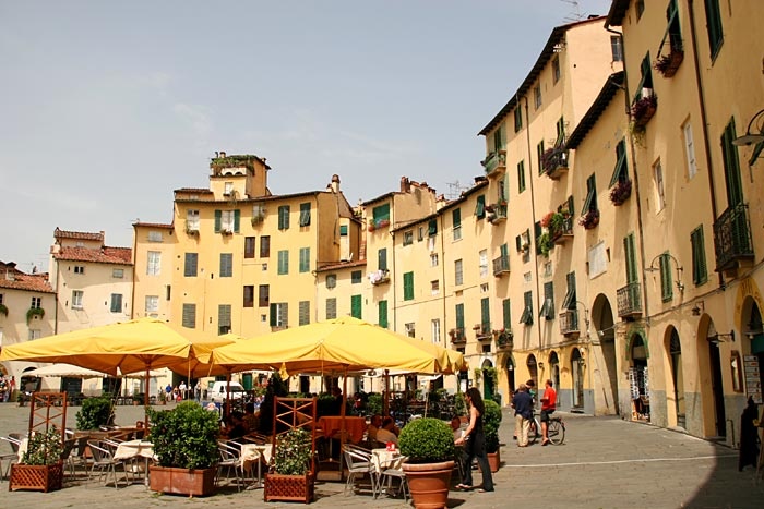 Lucca, Tuscany, Italy: Thị trấn yên bình và tuyệt đẹp này còn lưu giữ nhiều công trình kiến trúc thời trung cổ. Nằm trong thung lũng của sông Serchio phía đông bắc Pisa, Lucca nổi tiếng với quảng trường Napoleone, quảng trường San Michel, Anfiteatro, nhà thờ San Michele ở Foro và Chiesa di San Frediano. Ở đây có 99 nhà thờ và những đường phố lát sỏi. Trong thành phố có rất ít các phương tiện cơ giới, bởi vậy nơi đây rất lý tưởng cho việc đạp xe và đi dạo.