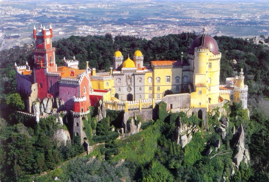 Sintra, Bồ Đào Nha: Sintra là một thị trấn nằm phía tây thuộc Lisbon, chỉ cách thủ đô 28 km. Đây từng là nơi nghỉ dưỡng của giới quý tộc Bồ Đào Nha. Sintra được coi là viên ngọc về kiến trúc của Bồ Đào Nha bởi khung cảnh thiên nhiên lãng mạn, những khu vườn xinh đẹp, những khu rừng cổ thụ, và nhiều lâu đài, cung điện và các tu viện cổ xưa tuyệt đẹp. Lâu đài cổ tích Palácio da Pena giữa vườn cây là điểm nhất định phải ghé thăm khi đến Sintra.