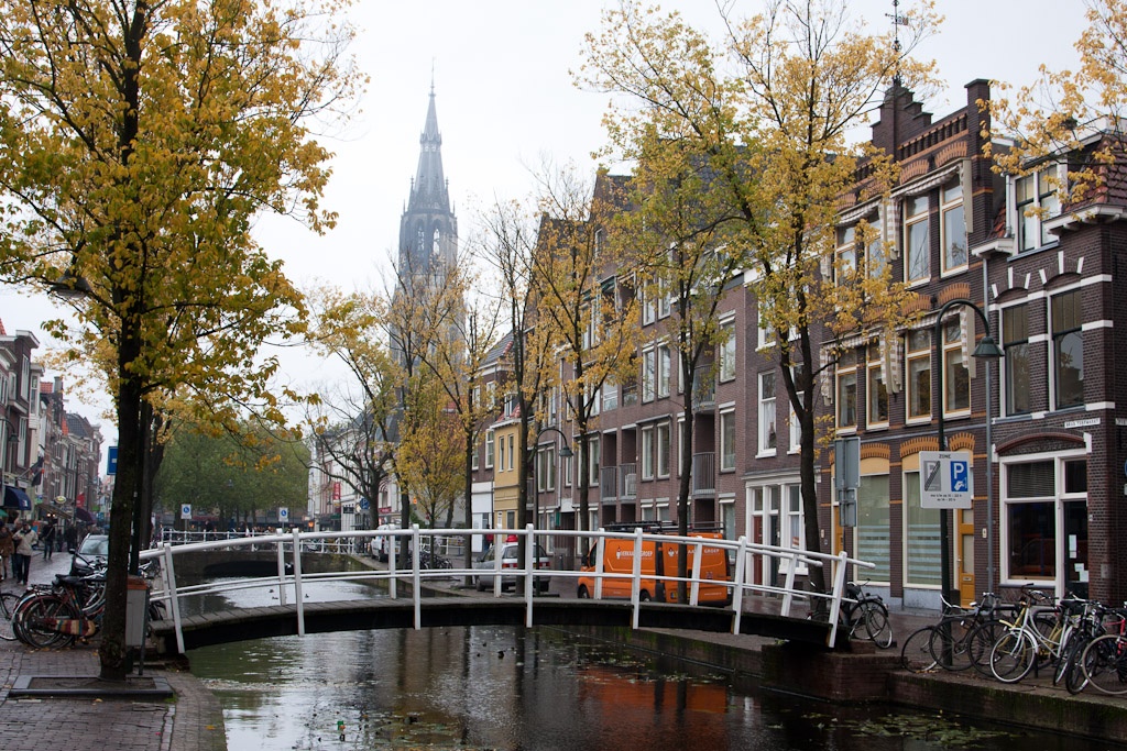 Delft, Hà Lan: Đây là thị trấn du lịch hấp dẫn nhất của Hà Lan, như một Amsterdam thu nhỏ với những dòng kênh, đường phố lát sỏi và không khí yên bình. Delft là trung tâm lịch sử quốc gia với nhiều ngôi nhà cổ được xây dựng vào thế kỷ 17 - 18, tranh sơn dầu của họa sĩ Jan Vermeer, gốm sứ Delftware…