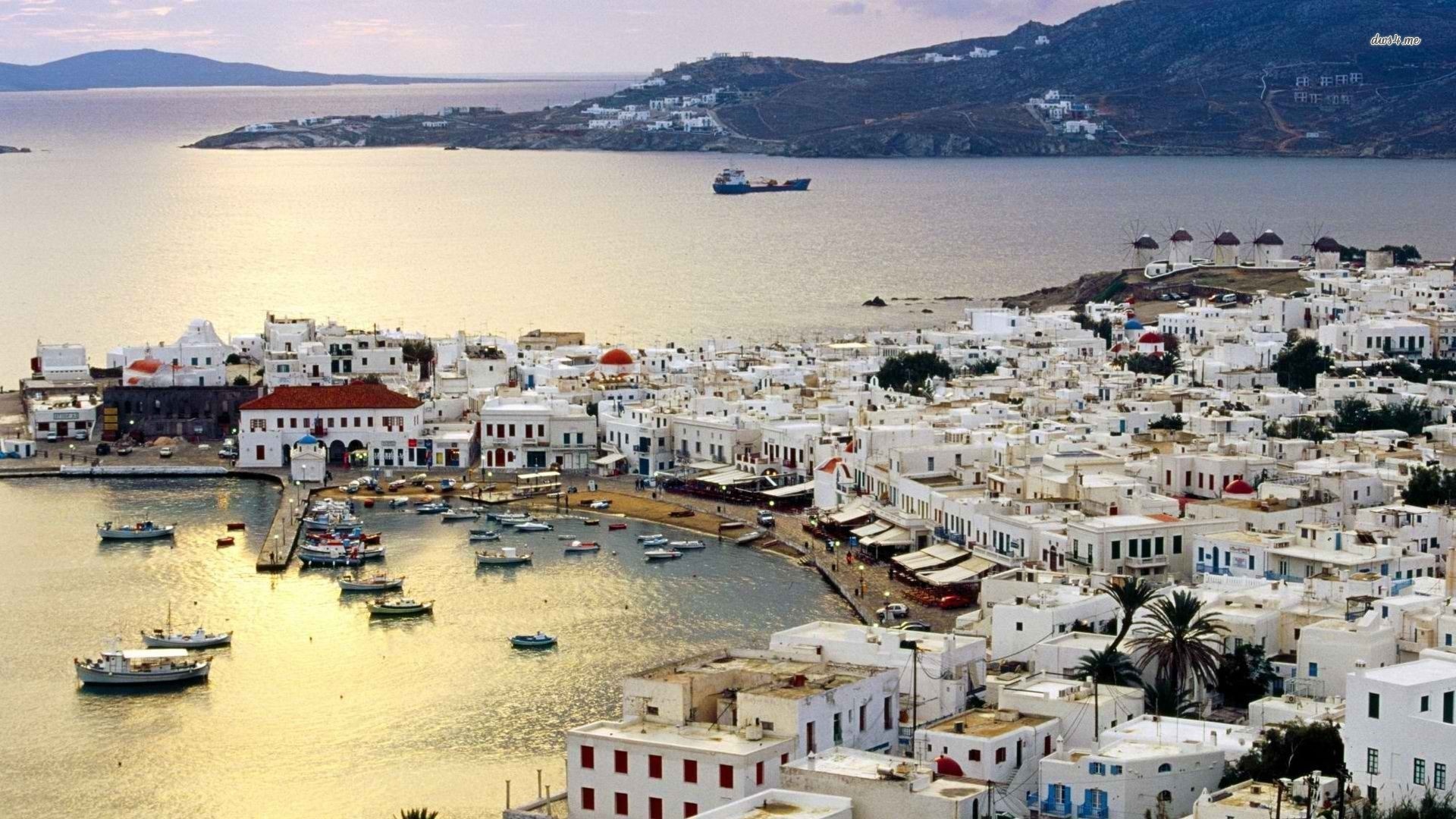 Mykonos, Hy Lạp: Mykonos là một hòn đảo phía đông nam Hy Lạp với diện tích 85,5 km2, dân số khoảng 11,000 người. Ðảo được cấu tạo bởi đá hoa cương, nơi cao nhất có cao độ khoảng 392 m. Mykonos có nhiều khách sạn và quán cà phê xinh đẹp với đặc trưng tường sơn màu trắng.