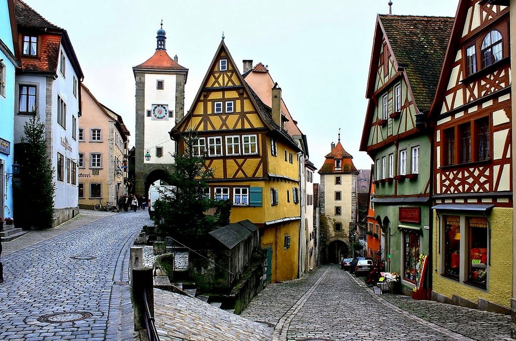 Rothenburg-ob-der-Tauber, Đức: Tên thành phố có nghĩa là “lâu đài màu đỏ ở Tauber”. Thị trấn cổ kính này được xây dựng từ năm 1803 và được bảo tồn trọn vẹn cho đến ngày nay. Đây là thị trấn đẹp nhất nằm trên con đường lãng mạn chạy qua Bavaria, nối liền Frankfurt và Munich. Đến đây, du khách sẽ có cảm giác như lọt vào xứ sở cổ tích của Grimm. 