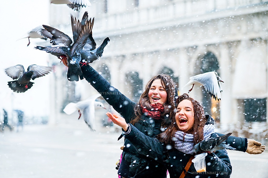 Cho bồ câu ăn ở Venice.