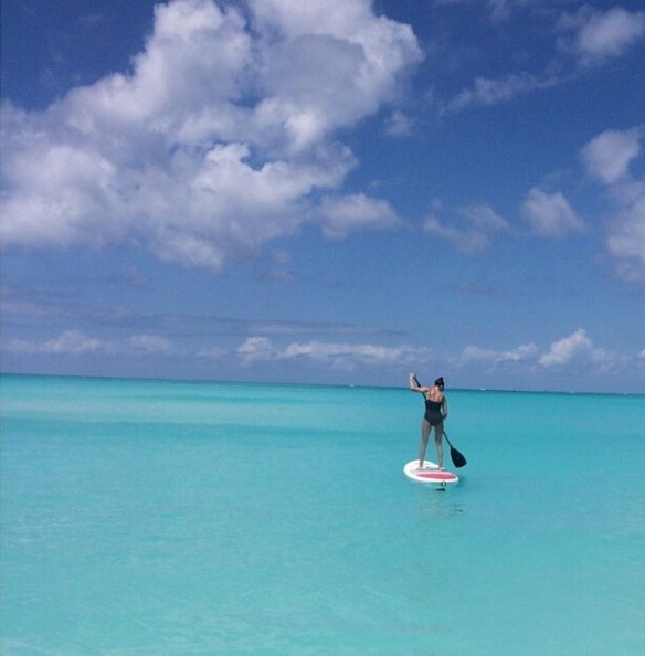 Cô nàng Carrie của Sex and the City Sarah Jessica Parker thích mê quần đảo Turks và Caicos và những chú cá heo ở đây. Cô chia sẻ trên Twitter: “Tôi có thể làm thế này suốt ngày được”.