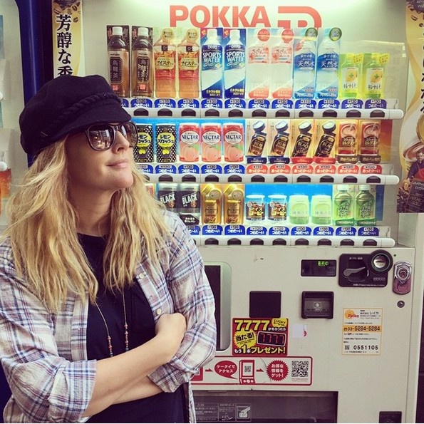 Nữ diễn viên Drew Barrymore thích thú khi đến Nhật Bản: “Tôi thích trà đá và Tokyo làm rất tuyệt. Ở chỗ nào cũng có máy bán hàng tự động”.