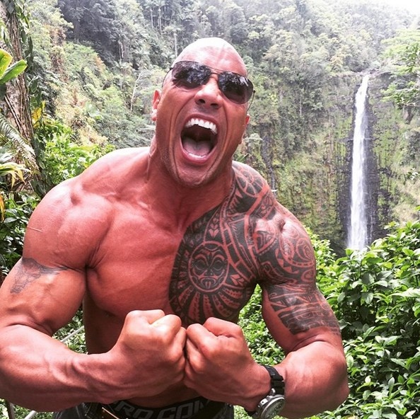 Diễn viên Dwayne Johnson phấn khích ở Hawaii: “Ở Hawaii chúng tôi có một từ là ‘mana’ nghĩa là ‘tinh thần’. ‘Tinh thần chiến binh’ chính là nền tảng của tôi, cứ nhìn hình xăm của tôi thì thấy”