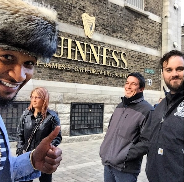 Ca sĩ Usher chia sẻ cảm giác khi đến thăm nhà máy bia nổi tiếng Guinness: “Ước gì tôi ngã vào một thùng bia”.