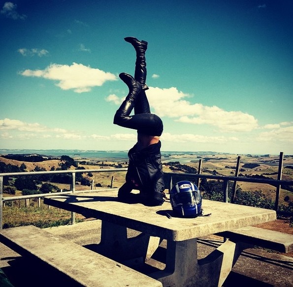 Ngôi sao Fast and Furious Michelle Rodriguez: “New Zealand là nơi đẹp đến kinh ngạc và hoàn hảo để lái xe máy hoặc đứng bằng đầu… Rất thư giãn”.