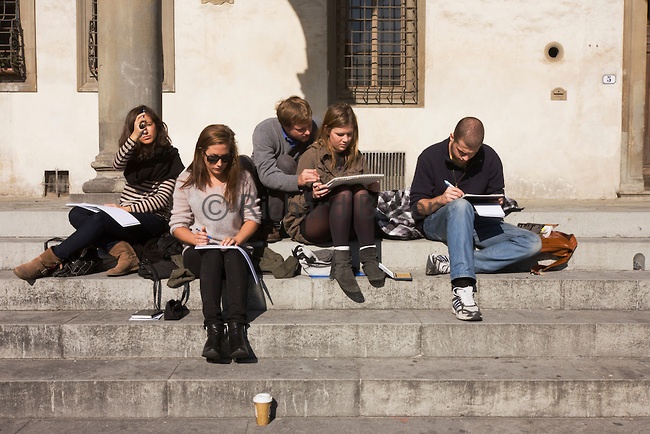 Ngồi ăn, uống trên bậc thềm, trước sân các nhà thờ và tòa nhà công cộng ở Florence sẽ bị phạt nặng.