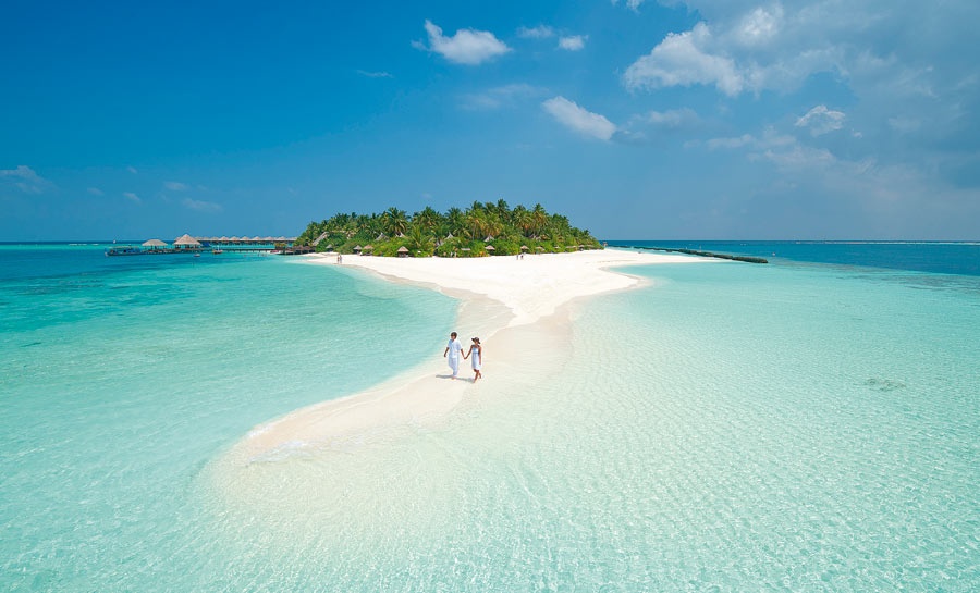 Thực hiện các nghi thức tôn giáo ở nơi công cộng trừ đạo Hồi ở Maldives, áp dụng riêng đối với khách du lịch.