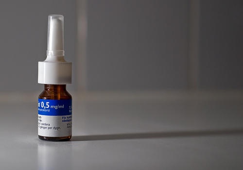 Mang thuốc xịt mũi có chứa pseudoephedrine vào Nhật Bản.