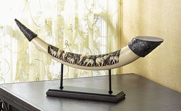 Mua đồ lưu niệm làm từ động vật ở Peru.