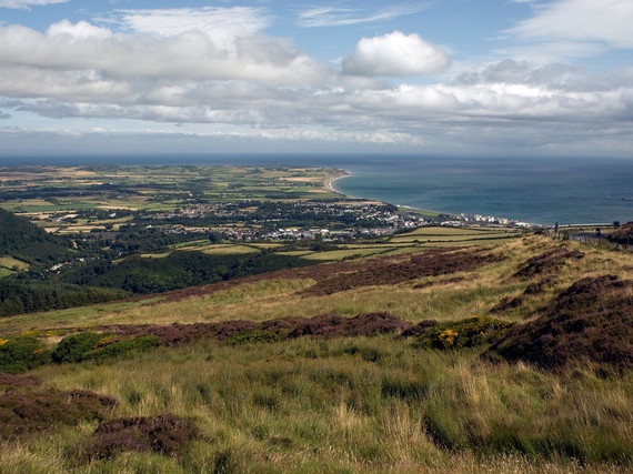 Đảo Isle of Man: Hòn đảo nằm đơn độc trên biển Ireland, nằm giữa Anh và Ireland, là khu tự trị thuộc Anh với dân số 84.000 người. Du khách có thể đến đây bằng máy bay từ Anh, hoặc đi phà cao tốc từ Liverpool. Isle of Man Tourist Trophy là giải đua xe rất nổi tiếng thế giới dành cho những chiếc xe thương mại chạy trên đường phố thật. Giải đua được tổ chức mỗi năm một lần vào 2 tuần: tuần cuối cùng của tháng 5 và tuần đầu tiên của tháng 6. Đây là giải đua xe khốc liệt nhất hành tinh do mỗi năm có 2 tay đua tử nạn và rất nhiều người bị thương.