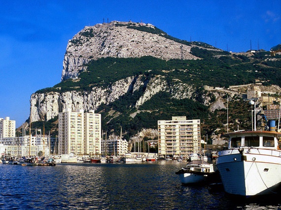 Gibraltar: Gibraltar là vùng lãnh thổ hải ngoại thuộc liên hiệp Anh và Bắc Ireland, nằm gần cực nam bán đảo Iberia, bên trên eo biển Gibraltar, giáp Tây Ban Nha ở phía bắc. Trước kia, Gibraltar là một căn cứ quân sự quan trọng của lực lượng vũ trang và hải quân hoàng gia Anh. Ngày nay, Gibraltar là quốc đảo diện tích 6.543 km2, dân số 30.000 người. Đây là thành viên nhỏ nhất của Hiệp hội bóng đá châu Âu, là một trong những nơi có mật độ dân số cao nhất thế giới: 4.290 người/km2, nơi có sân bay độc đáo nhất thế giới. Kinh tế Gibraltar gồm 4 lĩnh vực chính: dịch vụ tài chính, đánh bạc trên mạng, hàng hải và du lịch. GDP đầu người khoảng <abbr class=