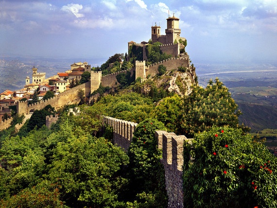 San Marino: có tên đầy đủ là Cộng hòa Đại bình yên San Marino, là một trong những nước nhỏ nhất trên thế giới tại châu Âu. Đất nước nhỏ bé nằm trên dãy núi Apennine nằm trọn trong Italy, có diện tích 62 km2, dân số 32.000 người. San Marino được thành lập vào năm 301, nhưng hiến pháp được công bố năm 1600.  Đây là một trong những quốc gia cộng hòa độc lập lâu đời nhất trên thế giới. Kinh tế chủ yếu dựa vào nguồn tài nguyên truyền thống (nho, đá xây dựng), phát hành tem thư và nhất là du lịch. Ngành du lịch đóng góp hơn 50% tổng sản phẩm quốc nội của San Marino. Mỗi năm trung bình San Marino đón 2 triệu lượt khách du lịch.