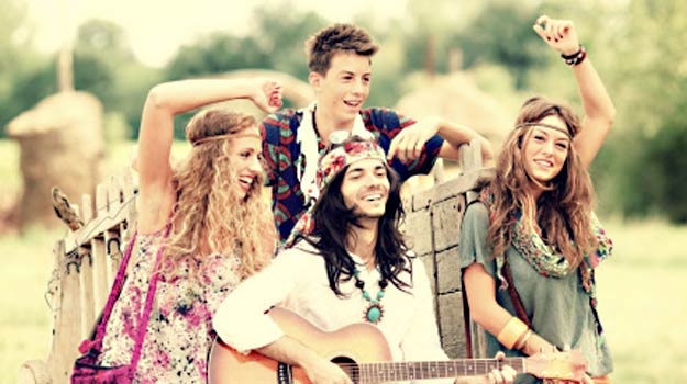 Gặp gỡ những người bạn thú vị: Một cô gái đi du lịch một mình rất dễ gây chú ý với người khác, kể cả người tốt lẫn người xấu. Ngoài việc cảnh giác và cân nhắc khi chia sẻ các thông tin cá nhân, đây là cơ hội để bạn gặp gỡ và kết bạn, thậm chí biết đâu bạn sẽ tìm được một nửa của mình như trong tác phẩm “Eat, Pray, Love”.