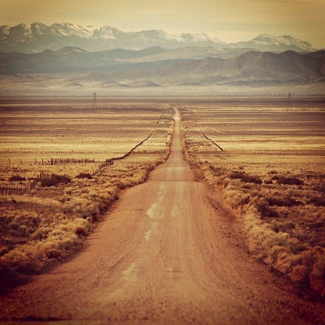 Nate Cowlishaw, nhiếp ảnh gia người Utah có hơn 50,000 người theo dõi trên tài khoản Instagram. Để thực hiện hành trình dài 15.289 km khắp các vùng sa mạc miền tây nam nước Mỹ, Nate thực hiện dự án Kickstarter trên Instagram, thu hút số tiền quyên góp tới hơn <abbr class=