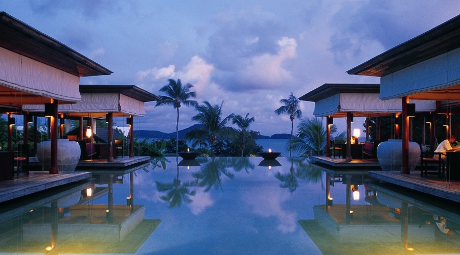 Evason Ana Mandara Resort (Trần Phú, Nha Trang): là resort đắt đỏ thứ 2 ở Việt Nam. Resort 5 sao này từng được tạp chí Forbes xếp vào top 50 khu nghỉ mát đáng đến nhất. 68 phòng xây dựng theo kiến trúc truyền thống Việt Nam với nhà mái tranh, sàn gỗ, giường ngủ giăng màn, lối đi trồng đầy hoa. Du khách ở khách sạn có thể học nấu ăn, câu cá dã ngoại, hoặc ăn sáng ngoài khơi trên chiếc thuyền chỉ dành riêng cho hai người. Ảnh: lana-tour